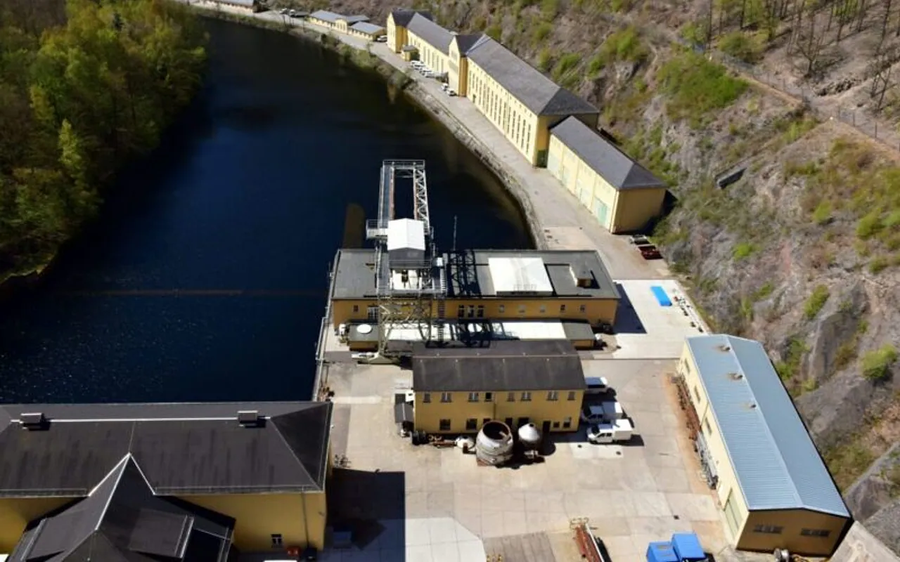 Remote environmental monitoring station measuring air and water quality