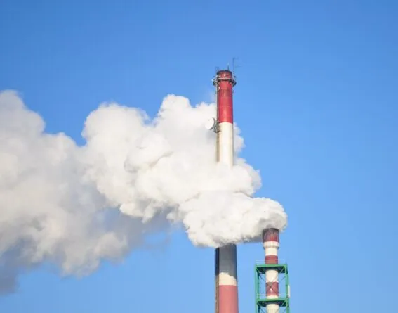 Industrial facility monitored through connected safety equipment and cloud services