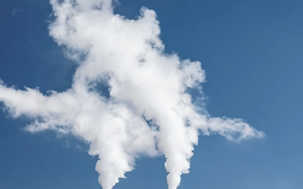 Industrial safety equipment connected to a real-time monitoring platform