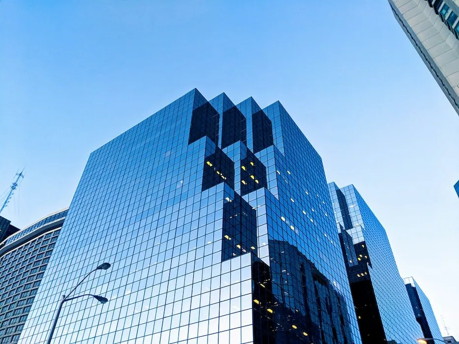 Large office building connected to a smart energy and facility management platform