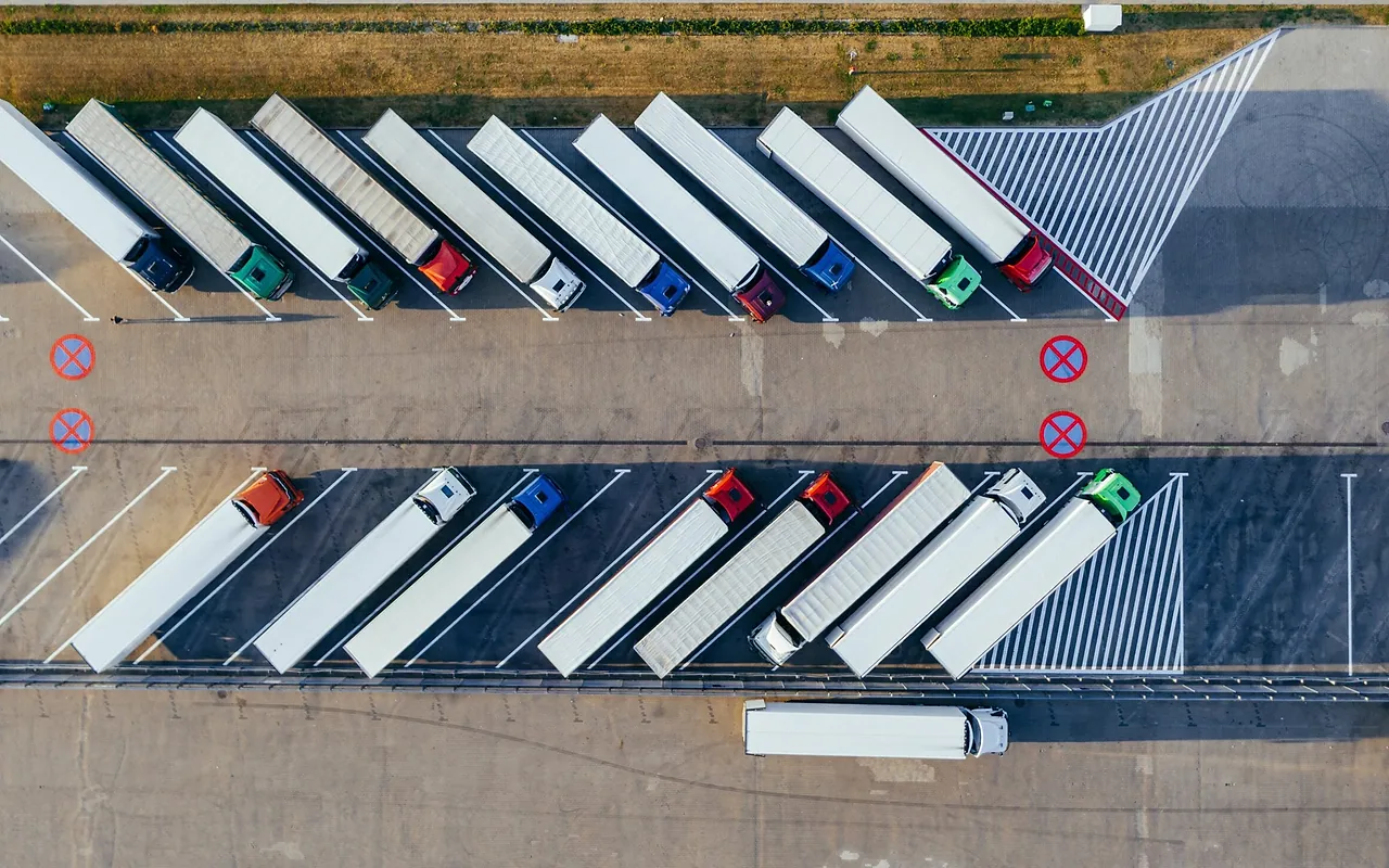 Refrigerated trucks and containers monitored by a cold chain operations platform