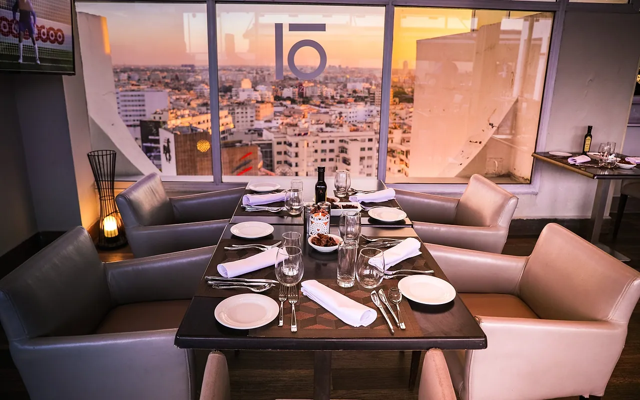 Modern restaurant kitchen and dining operation connected to an IoT platform