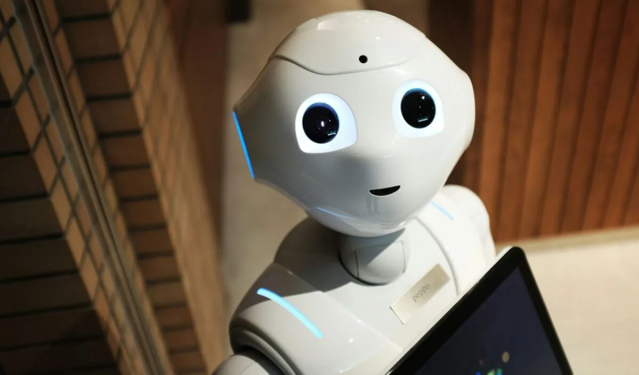 AI tour guide robot developed with voice and knowledge interaction