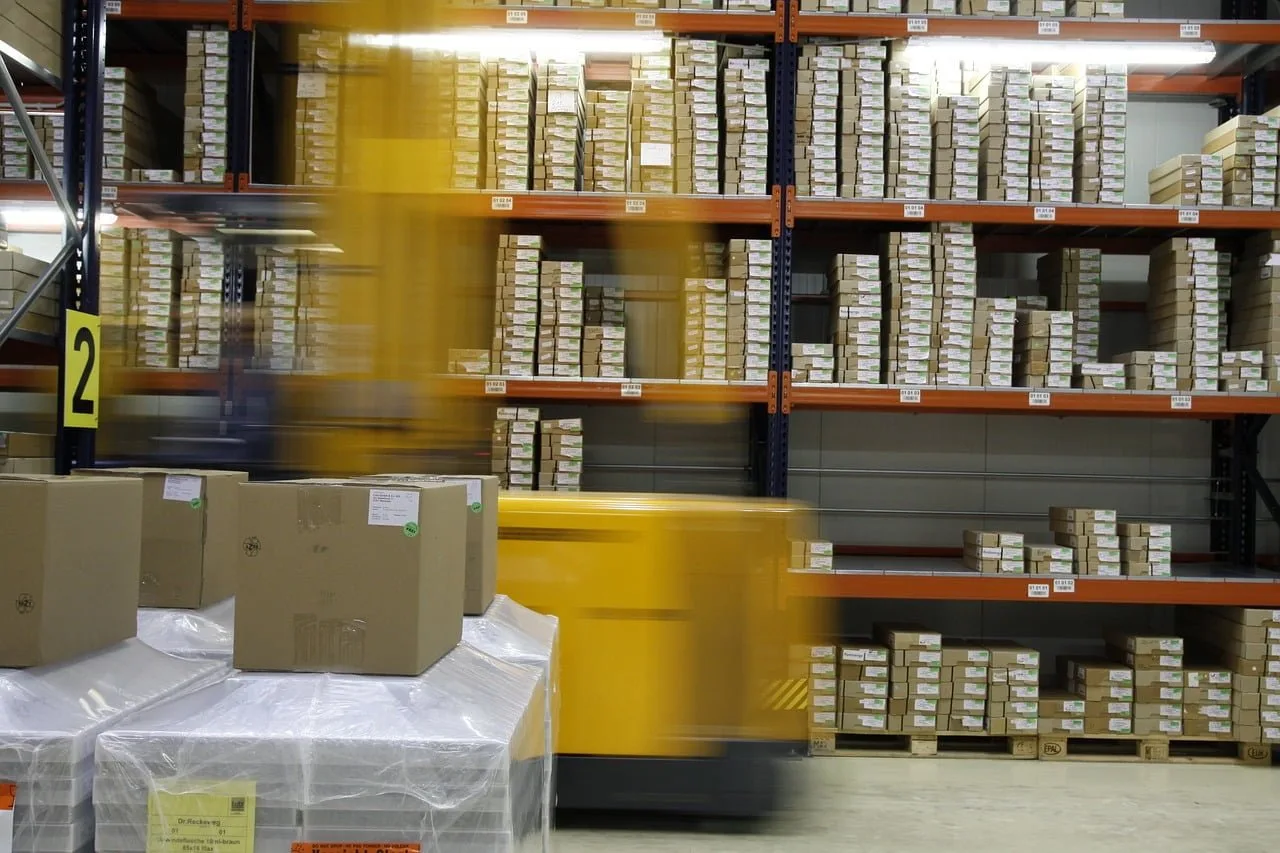 Warehouse industrial IoT operation with connected equipment